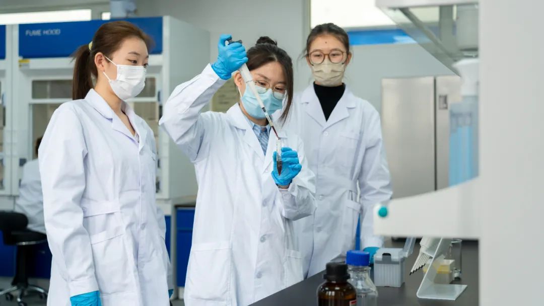 凸顯‘應(yīng)用為主 立地頂天’辦學特色 專訪化工專家李向東